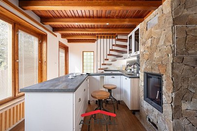 chata_tri_studne_kuchyne_schody