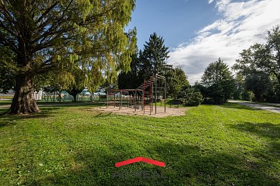 Okolí_Hřiště